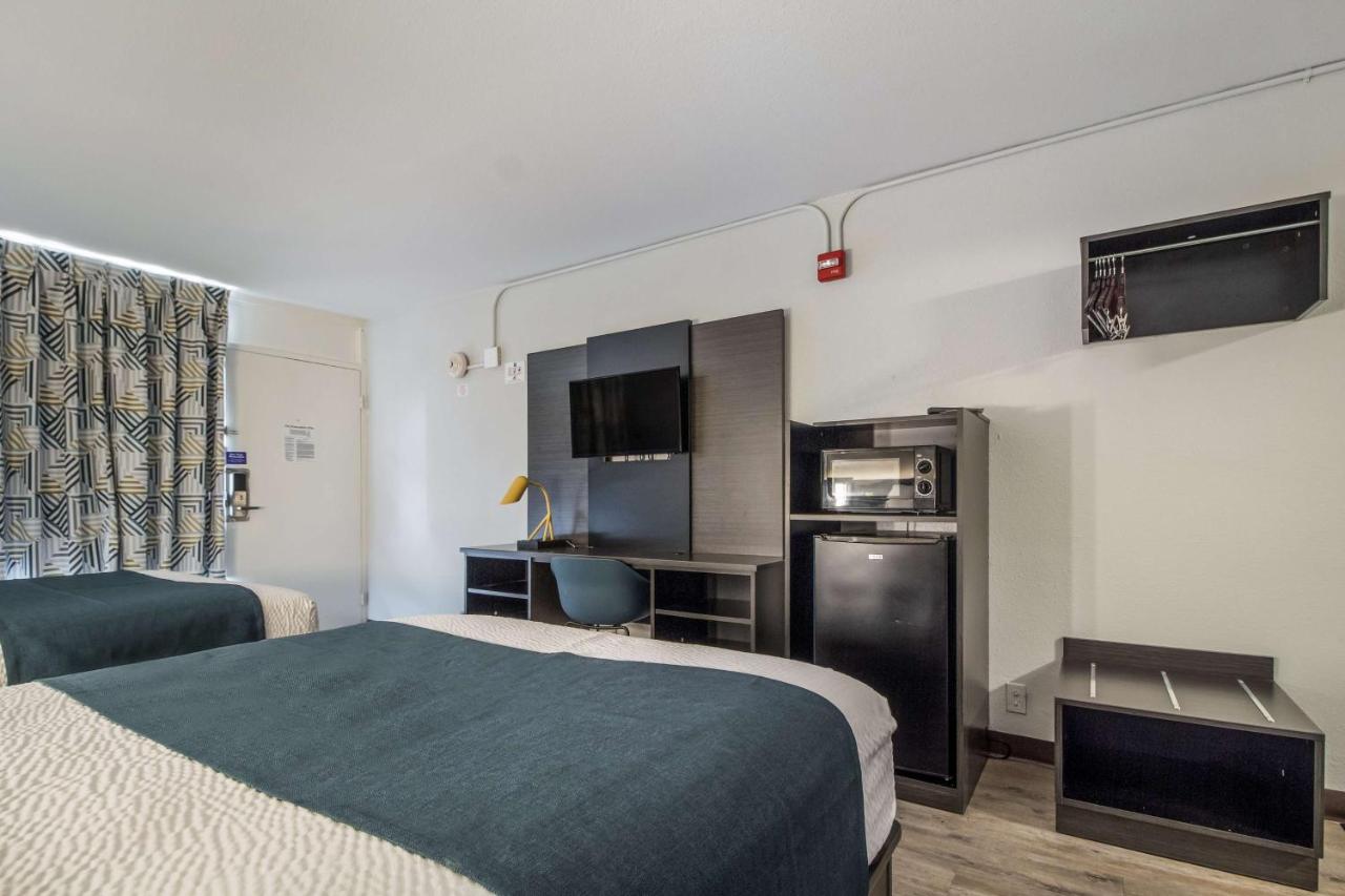 | Motel 6 Groves, Tx