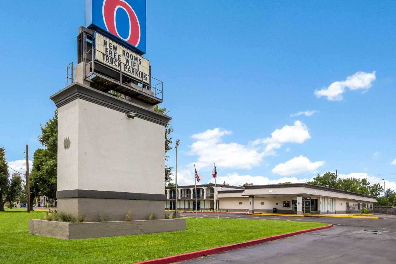 | Motel 6 Groves, Tx