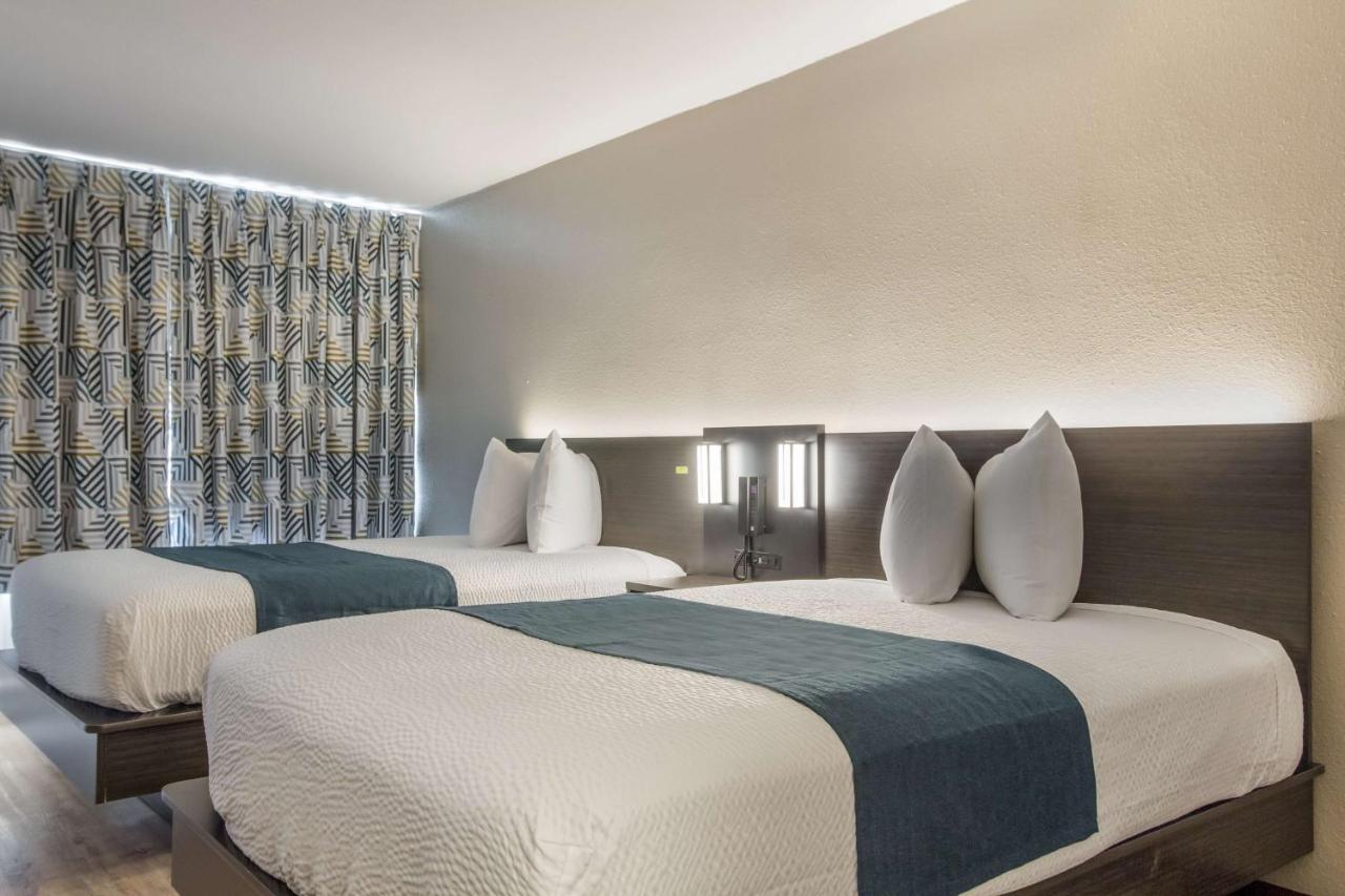 | Motel 6 Groves, Tx