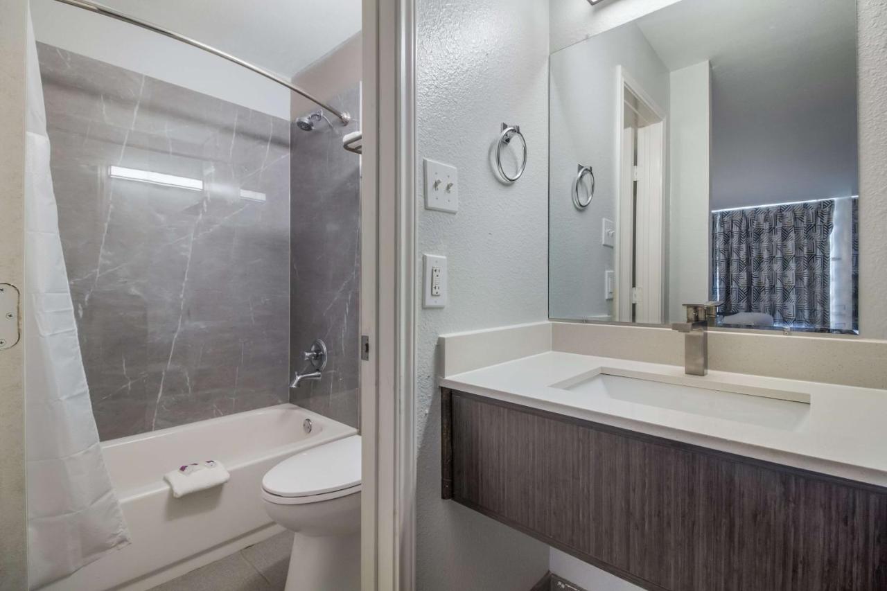 | Motel 6 Groves, Tx
