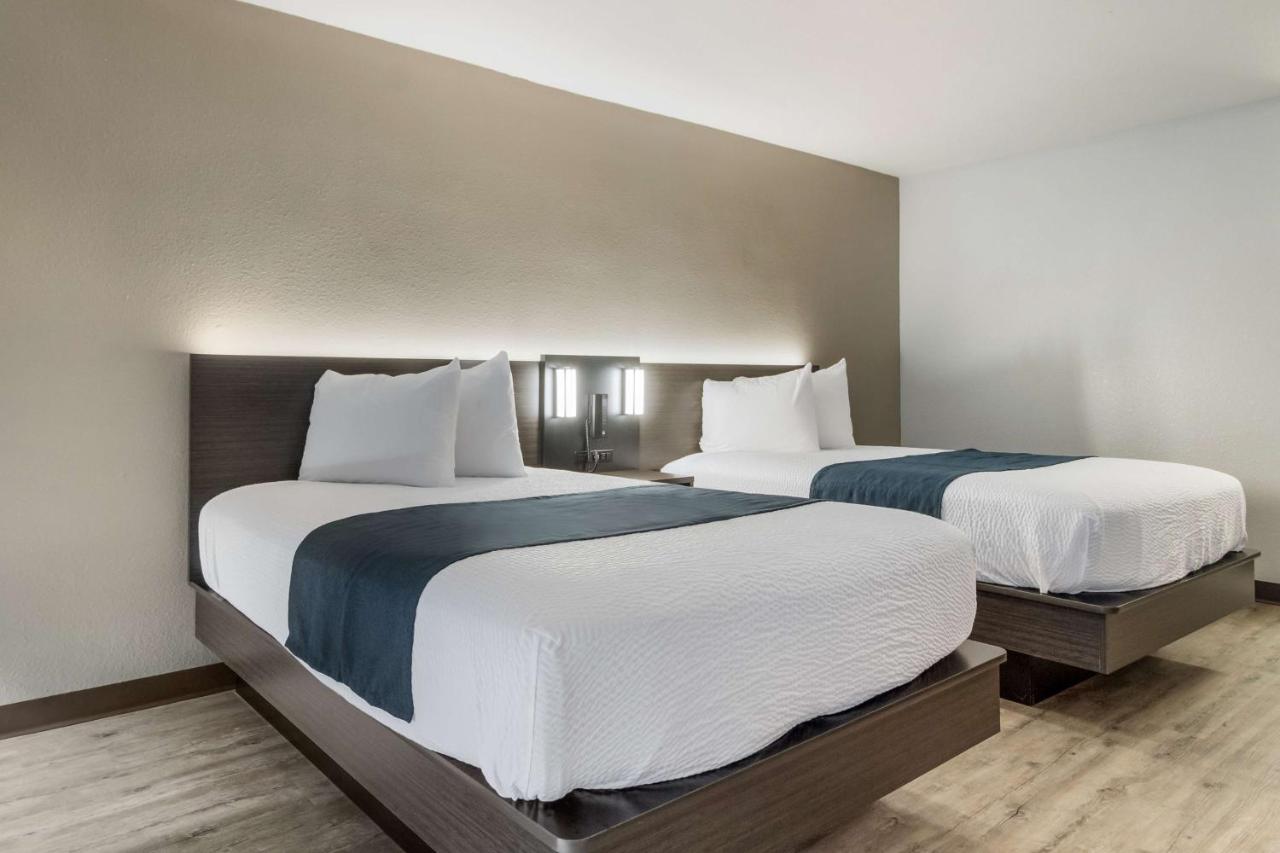 | Motel 6 Groves, Tx