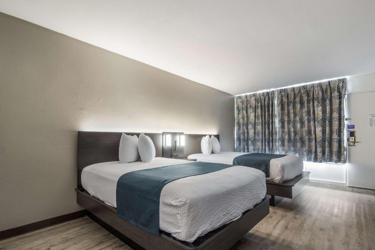 | Motel 6 Groves, Tx