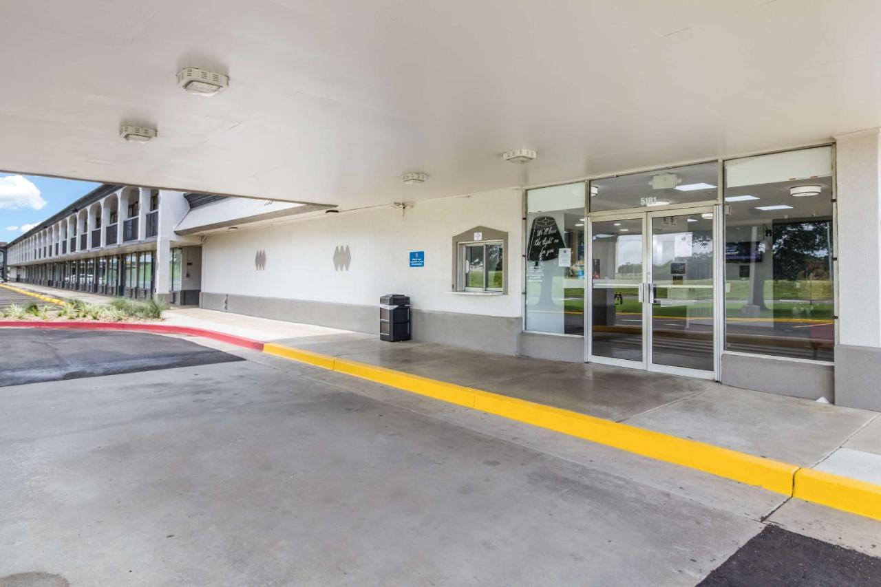 | Motel 6 Groves, Tx