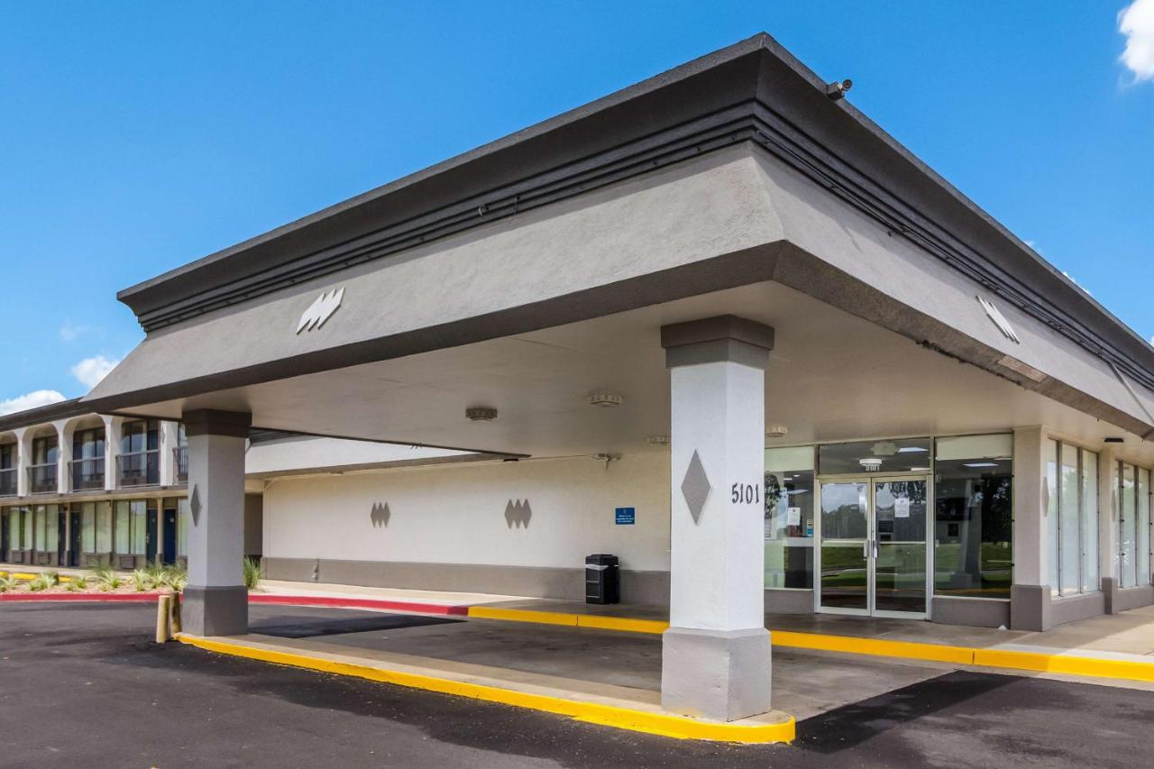 | Motel 6 Groves, Tx