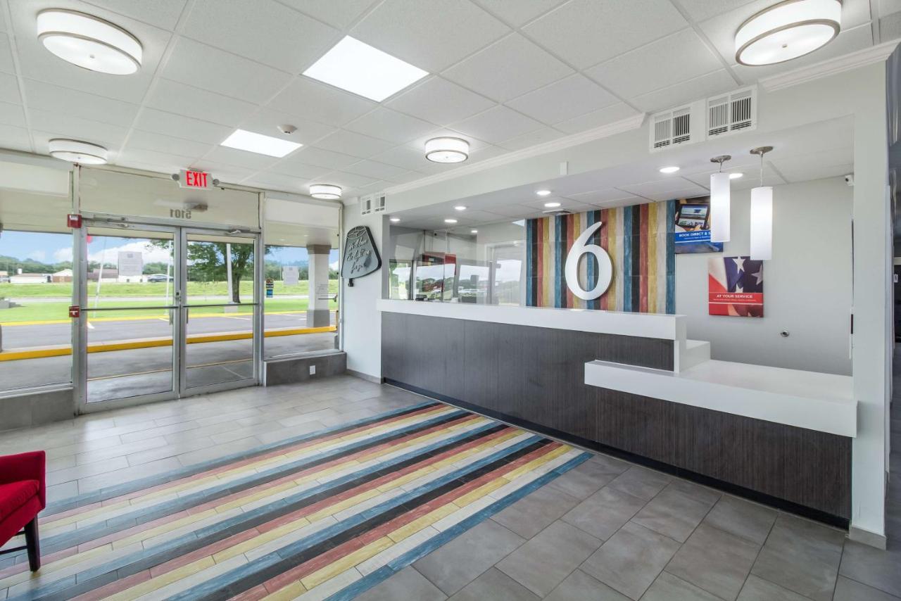 | Motel 6 Groves, Tx