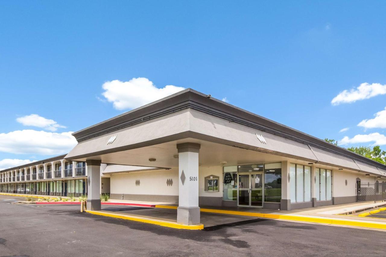 | Motel 6 Groves, Tx