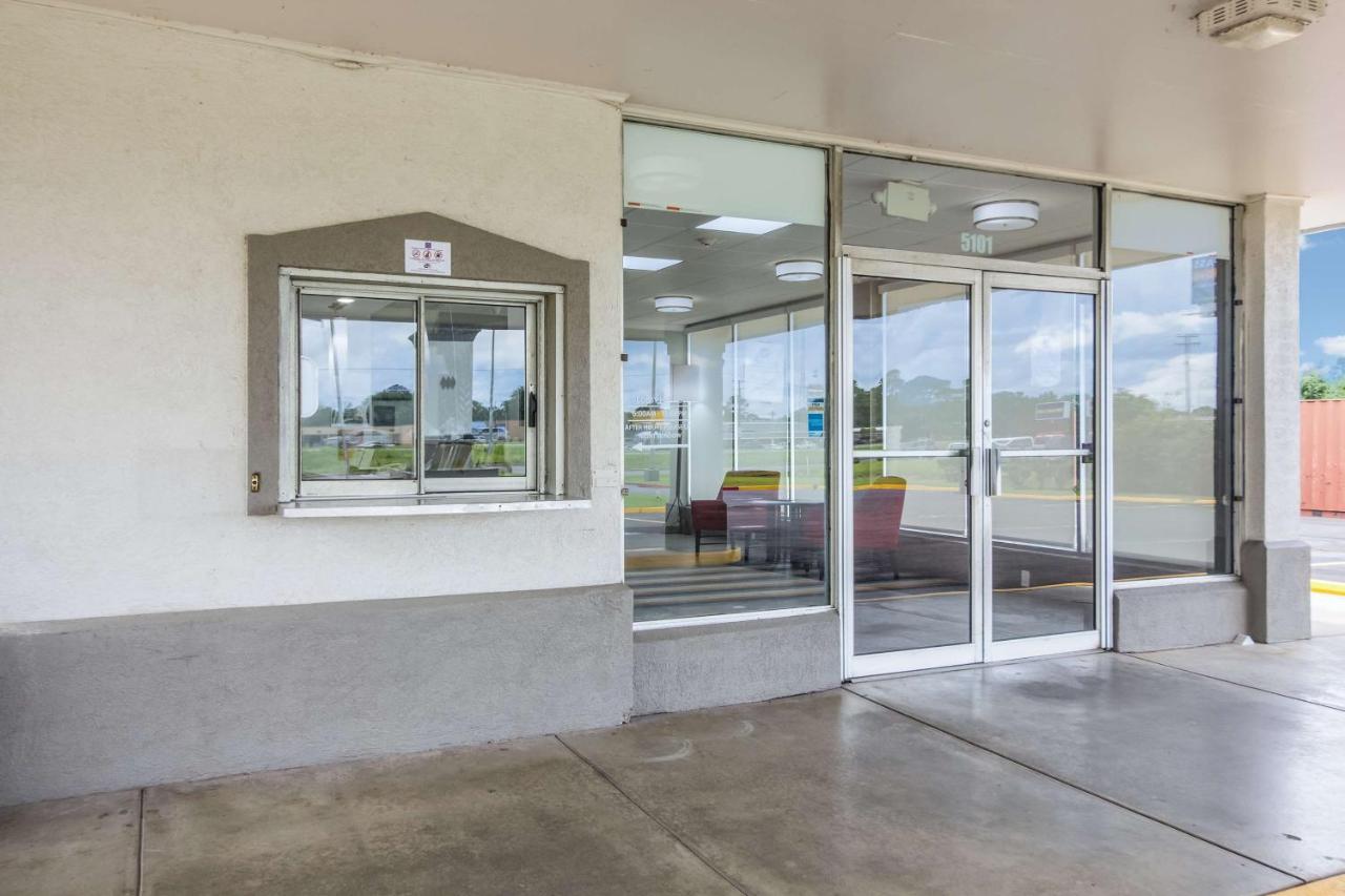 | Motel 6 Groves, Tx
