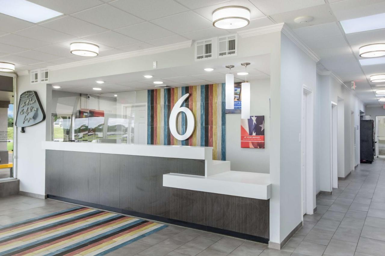 | Motel 6 Groves, Tx
