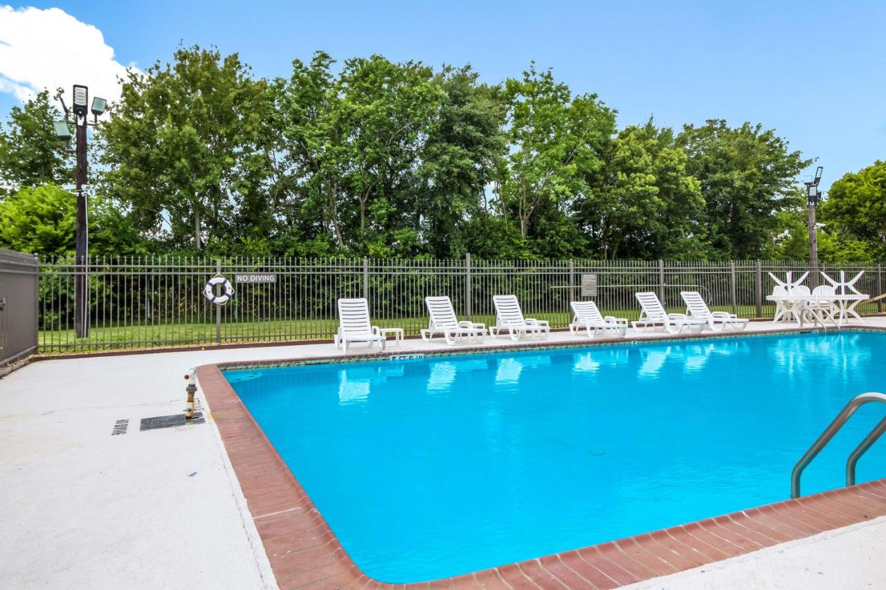 | Motel 6 Groves, Tx