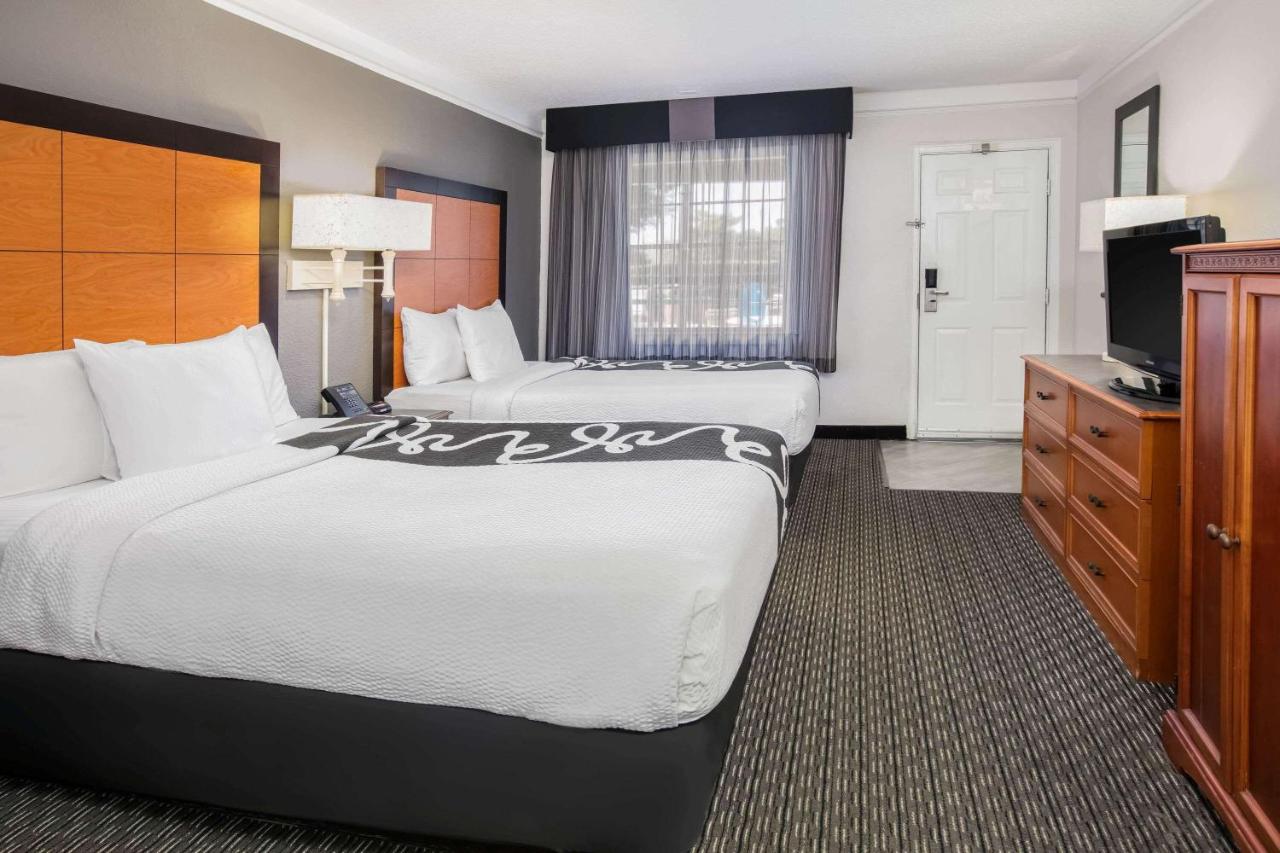 Double Room with Two Double Beds and Bath Tub - Mobilty Accessible/Non-Smoking at La Quinta Inn by Wyndham Dallas Uptown