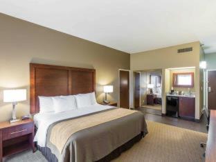 Room #48943212 at Tollgate Inn