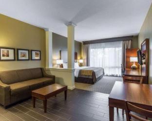 Room #48943213 at Tollgate Inn