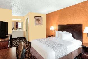Room #39916419 at Howard Johnson by Wyndham Modesto Ceres