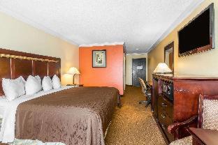 Room #5733313 at Quality Inn & Suites Bell Gardens - Los Angeles