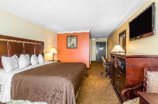 Room #5733315 at Quality Inn & Suites Bell Gardens - Los Angeles