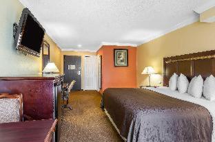 Room #5733319 at Quality Inn & Suites Bell Gardens - Los Angeles