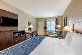 Room #26155411 at Comfort Inn & Suites Orange County John Wayne Airport