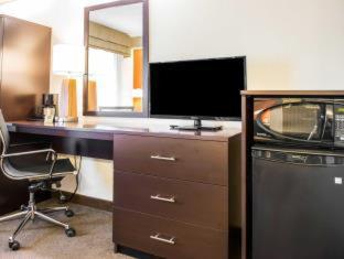 Room #49236007 at Quality Inn Bridgeport - Clarksburg