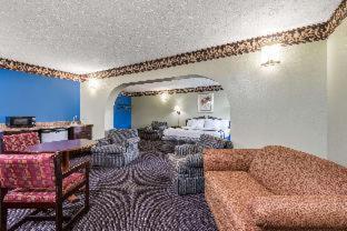 Room #34033627 at Days Inn & Suites by Wyndham Youngstown / Girard Ohio