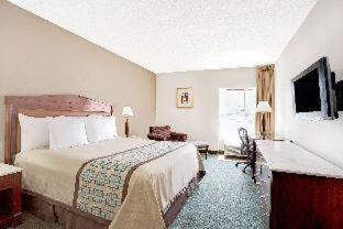 Queen Room with Two Queen Beds - Non-Smoking at Days Inn by Wyndham Newport News City Center Oyster Point
