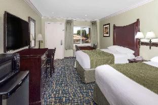King Room with Roll-in Shower - Mobility Access/Non-Smoking at Travelodge by Wyndham Orange County Airport/ Costa Mesa