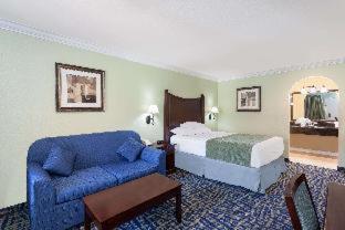 Room #44223944 at Travelodge by Wyndham Orange County Airport/ Costa Mesa