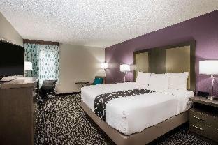 Room #46066314 at La Quinta Inn by Wyndham Davenport & Conference Center