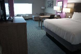 Room #496958311 at La Quinta Inn & Suites by Wyndham Lafayette Oil Center