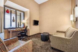 1 King Bed, Mobility/Hearing Accessible Suite, Roll-in Shower, Non-Smoking at Wyndham Noblesville
