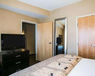 1 King Bed, Mobility/Hearing Accessible Suite, Roll-in Shower, Non-Smoking at Wyndham Noblesville