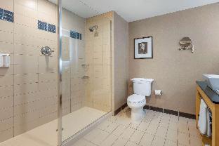 1 King Bed, One-Bedroom, Mobility/Hearing Accessible Suite, Roll-In Shower, NSMK at Wyndham Noblesville