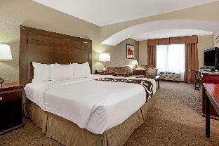 Room #46349613 at La Quinta Inn & Suites by Wyndham Bismarck