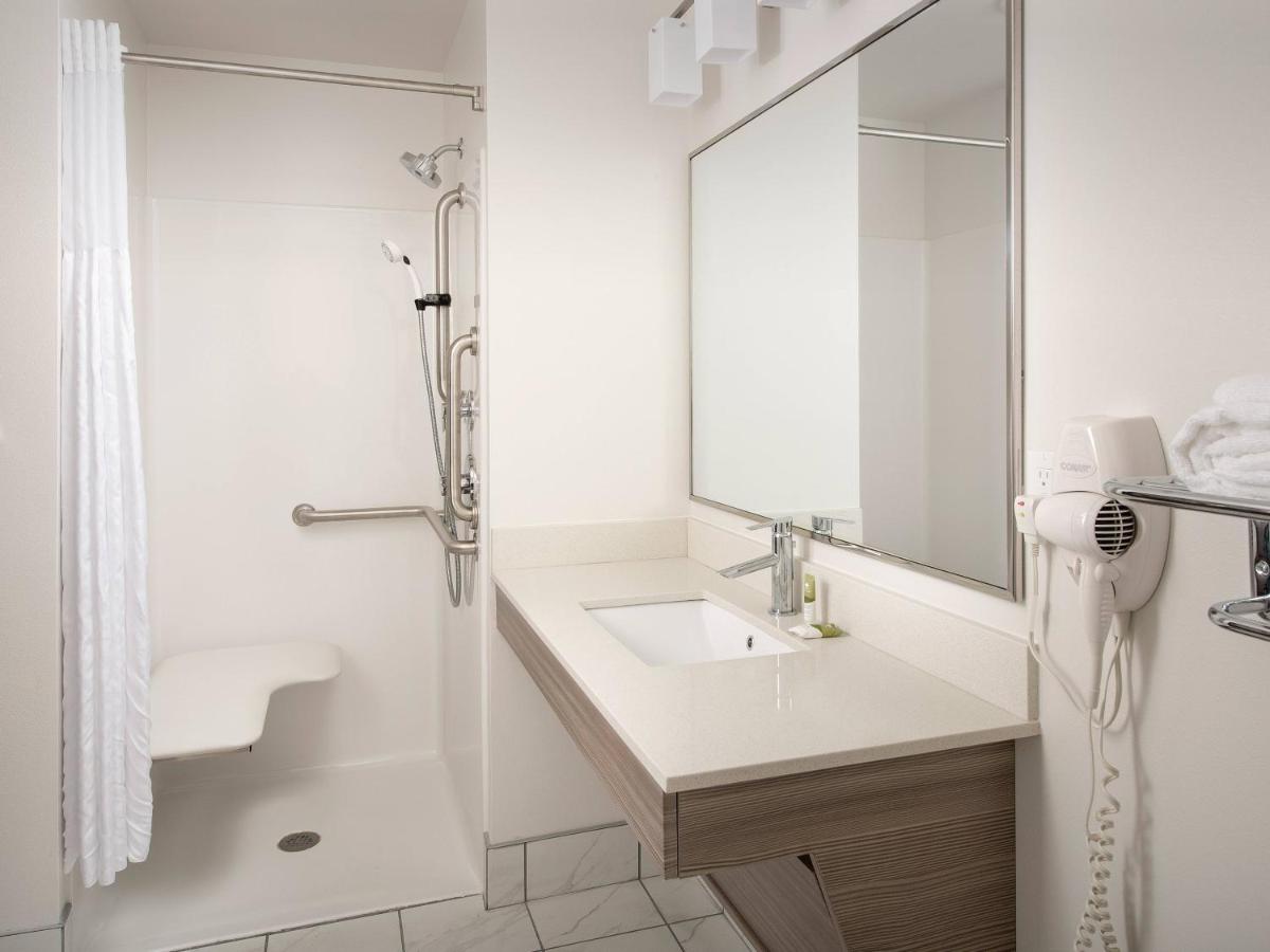 Queen Room - Accessible/Non-Smoking at WoodSpring Suites Seattle Tukwila