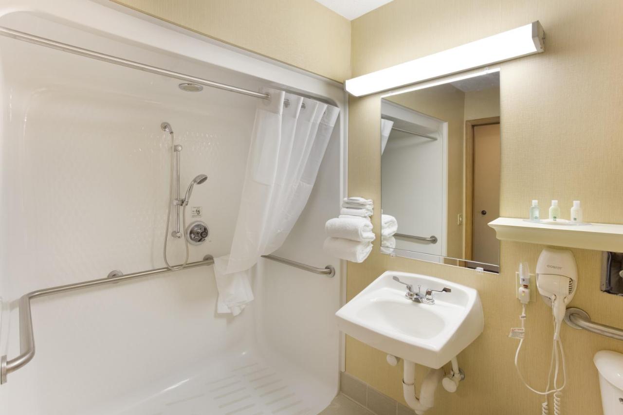 Double Room with Roll In Shower - Mobility Accessible/Non-Smoking at Quality Inn Athens