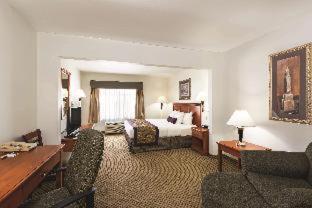 Room #30372007 at La Quinta Inn & Suites by Wyndham Kennewick