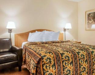 Efficiency Double Room with Two Double Beds - Accessible/Non Smoking at Suburban Studios Albuquerque Uptown