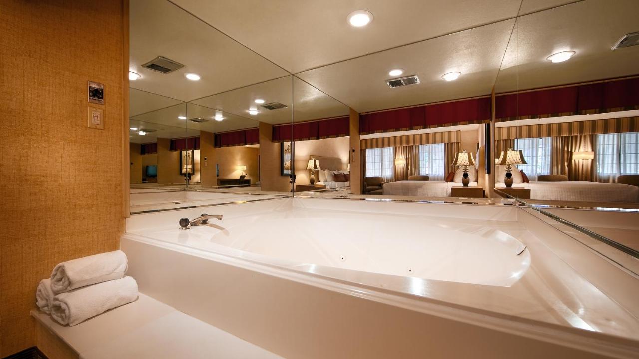 King Room with King Bed and Pool View - Non-Smoking at Best Western Plus Las Brisas Hotel