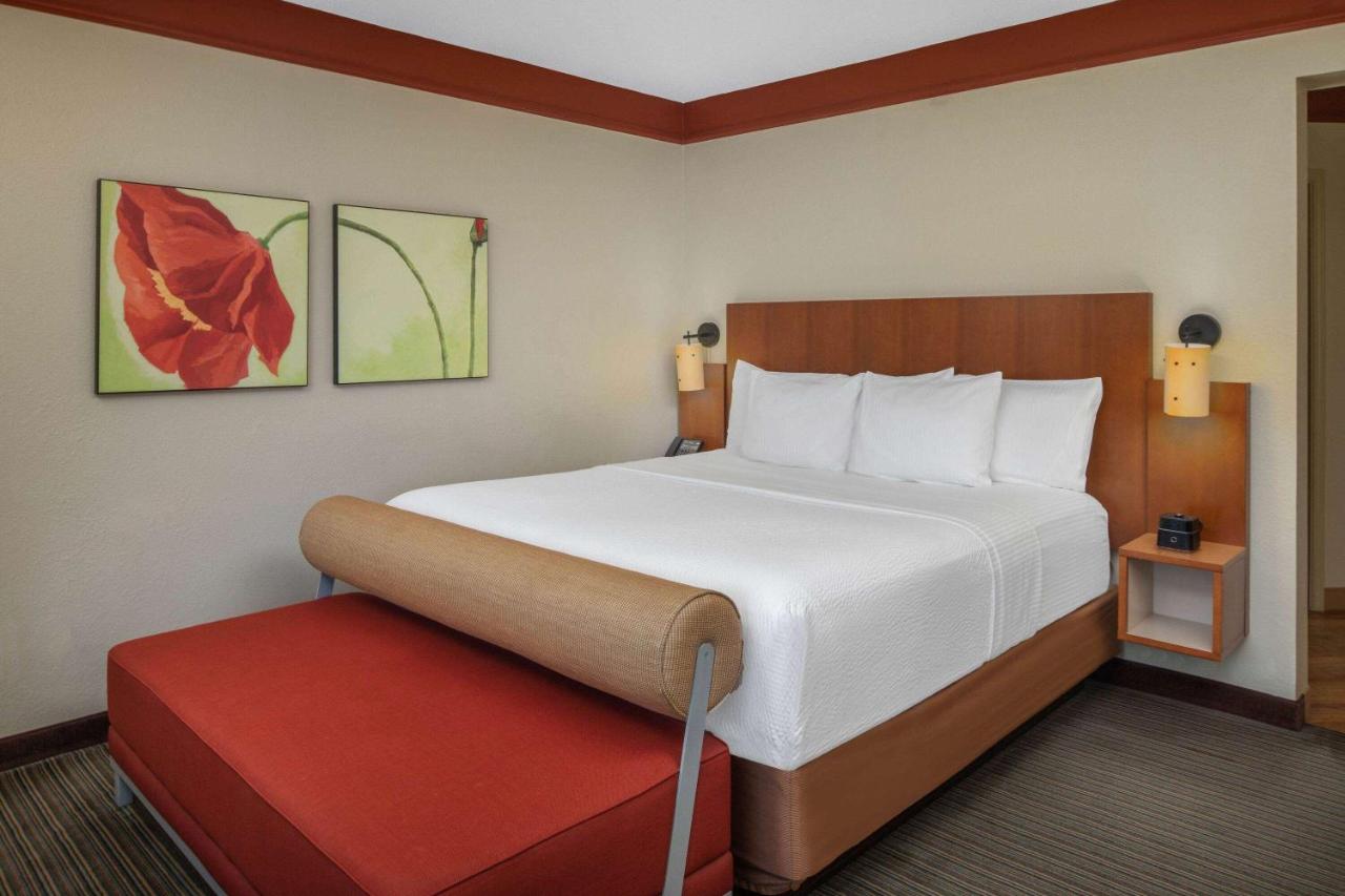 King Room with Bath Tub - Mobility/Hearing Accessible - Non-Smoking at La Quinta by Wyndham Atlanta Ballpark/Galleria