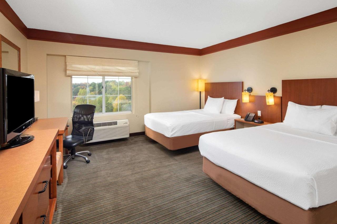 Double Room with Two Double Beds and Bath Tub - Mobility/Hearing Accessible - Non-Smoking at La Quinta by Wyndham Atlanta Ballpark/Galleria