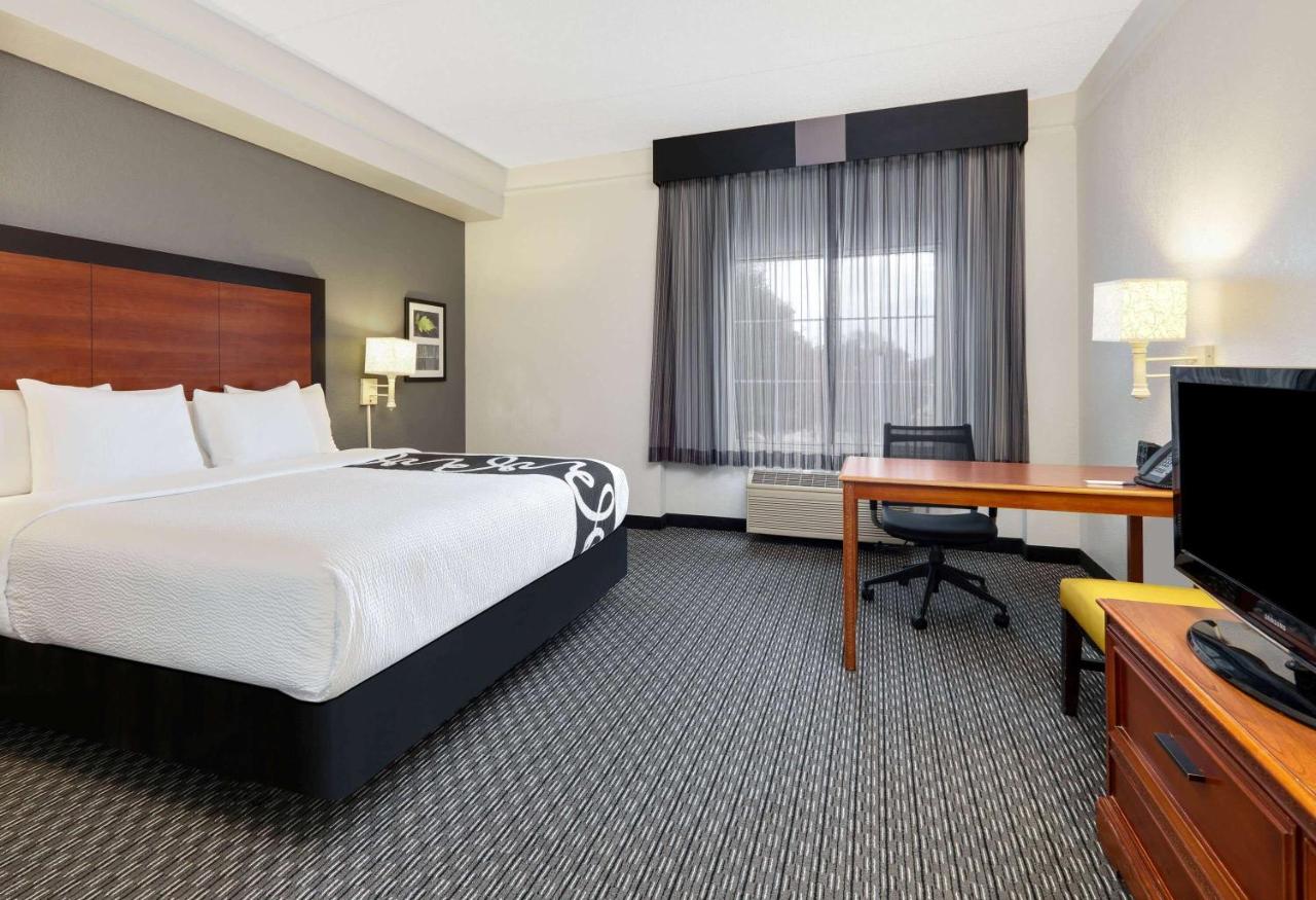 Deluxe King Room with Mobility Access and Bathtub with Grab Bars - Non-Smoking at La Quinta Inn & Suites by Wyndham Dallas North Central