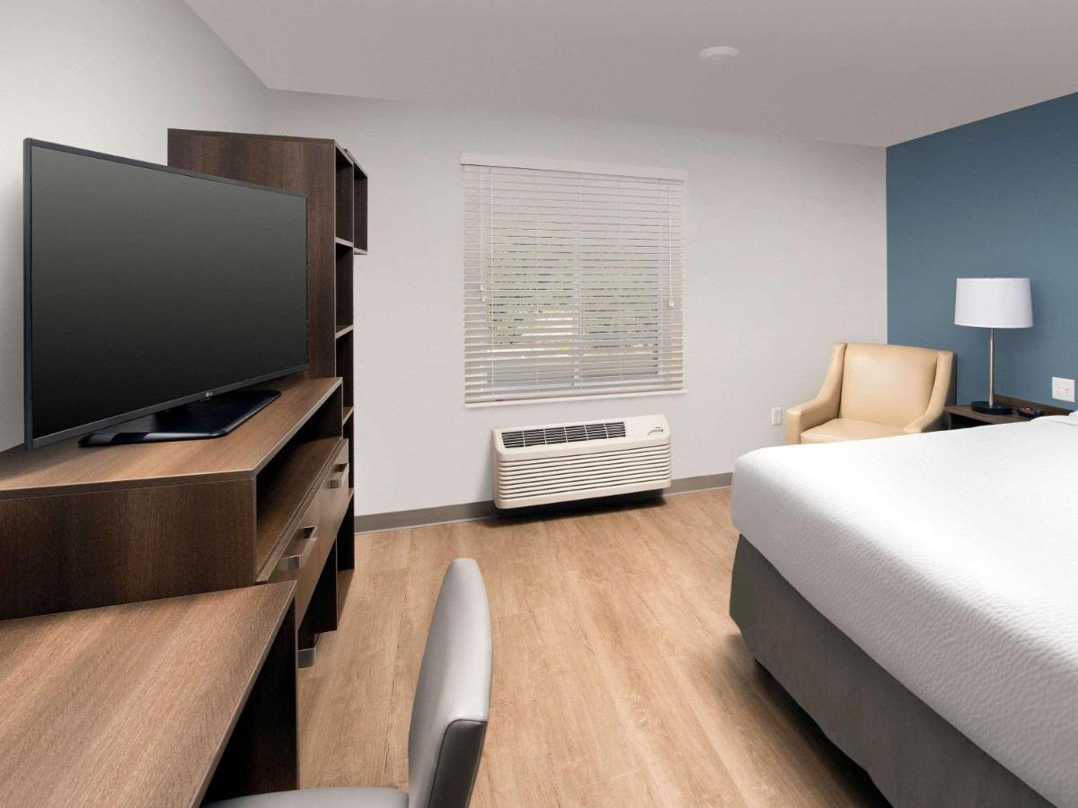 Standard Queen Room - Non-Smoking at WoodSpring Suites Toledo Maumee