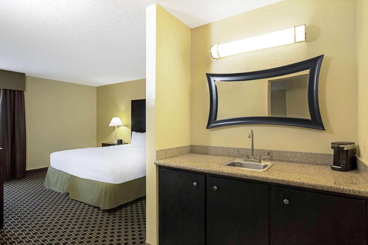 King Suite at La Quinta Inn & Suites by Wyndham Salina