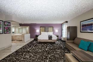 Room #46066316 at La Quinta Inn by Wyndham Davenport & Conference Center