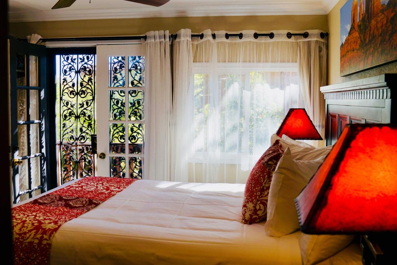 Queen Room at Lantern Light Inn - Romantic Getaway