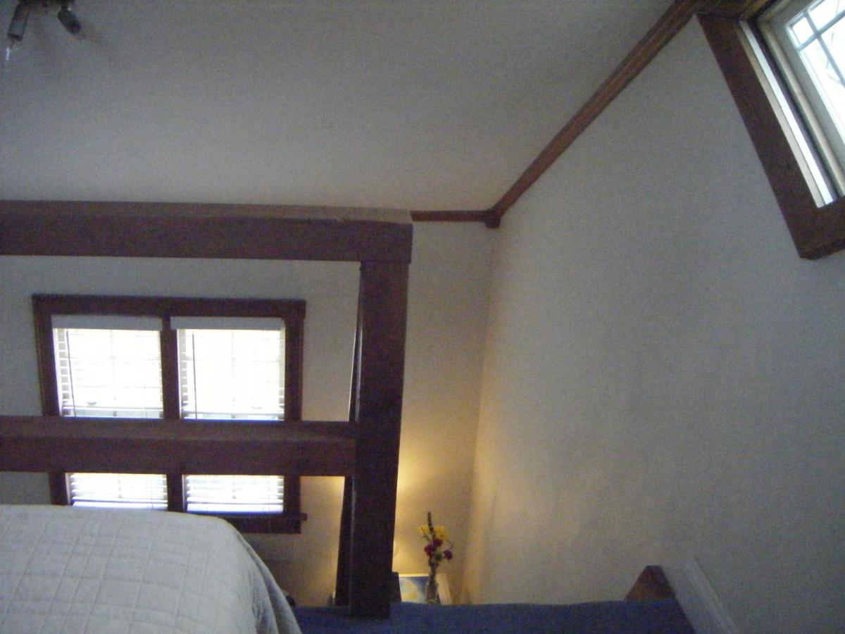 | Moffett House Inn