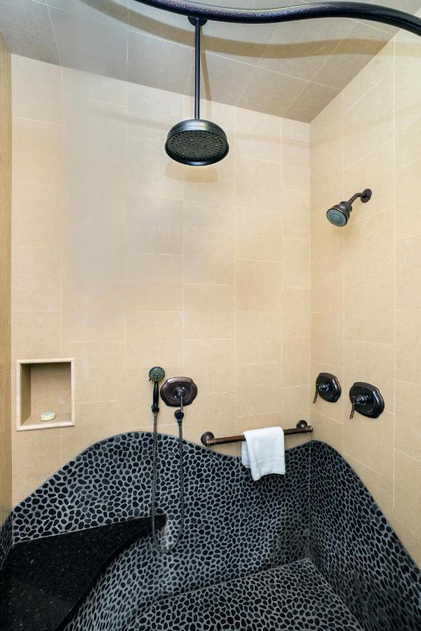 Suite at Pantai Inn
