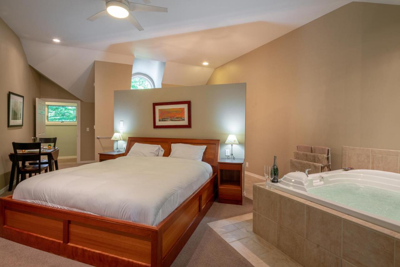 | Pigeon Creek Inn - Adults Only