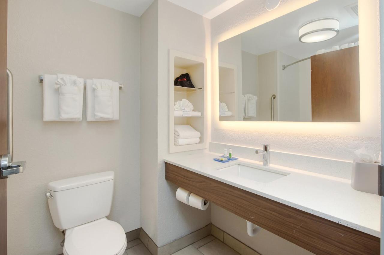 | Holiday Inn Express Hotel & Suites Orlando - Apopka, an IHG Hotel