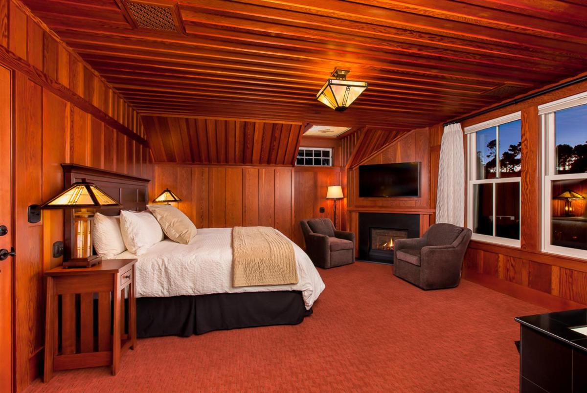 | Noyo Harbor Inn