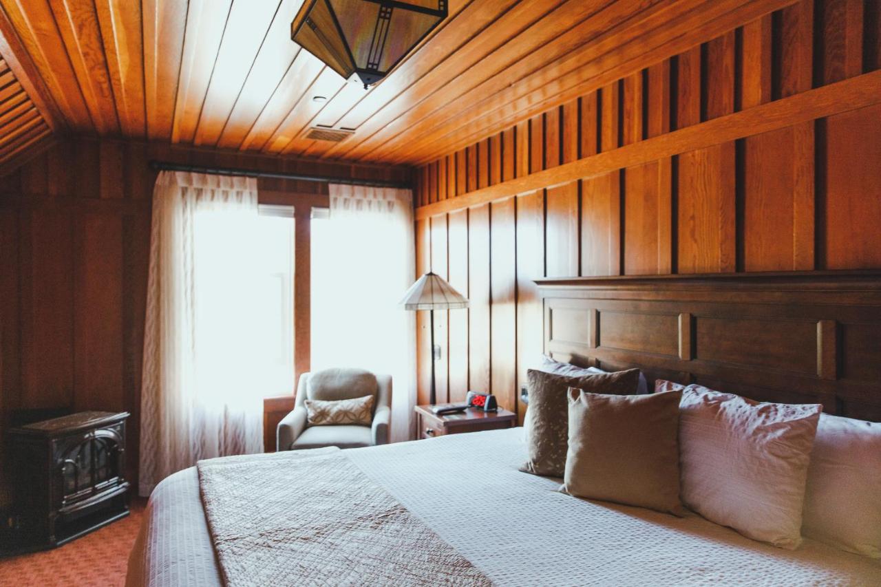 | Noyo Harbor Inn